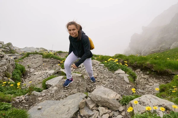 Mujer Con Mochila Senderismo Sendero Las Montañas Rocosas — Foto de Stock