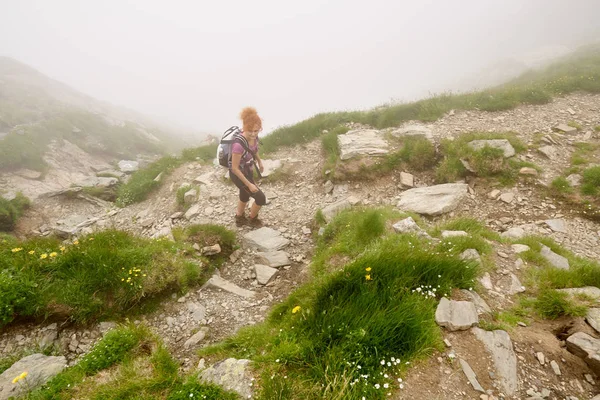 Frau Mit Rucksack Wandert Auf Wanderweg Felsigen Bergen — Stockfoto