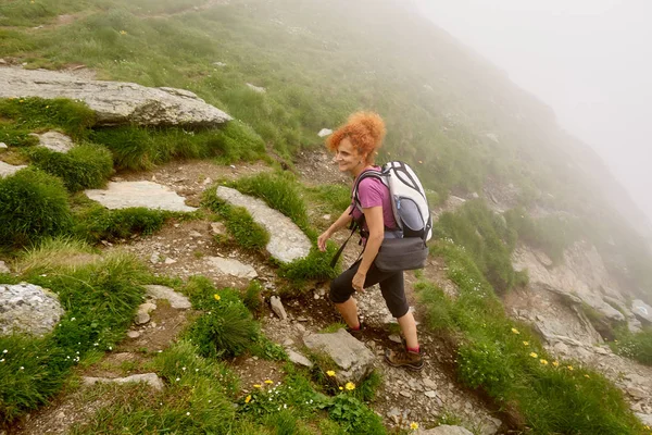 Mulher Com Mochila Caminhadas Trilha Montanhas Rochosas — Fotografia de Stock