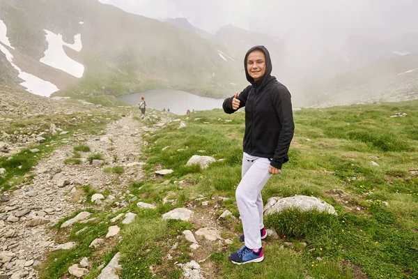 Kvinna Med Ryggsäck Vandring Ett Spår Rocky Mountains — Stockfoto