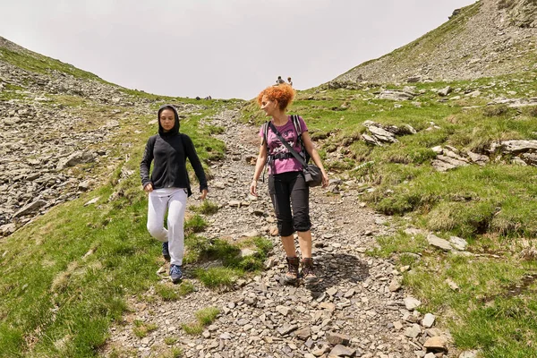 Kvinnor Med Ryggsäckar Vandring Trail Rocky Mountains Dagtid — Stockfoto