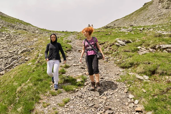 Women Backpacks Hiking Trail Rocky Mountains Daytime — Stock Photo, Image