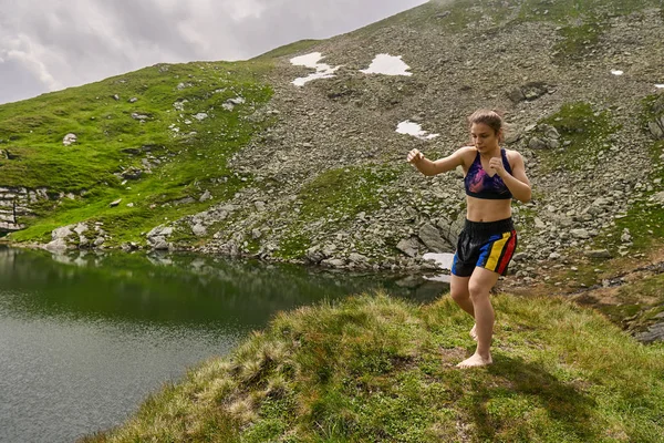 Kickboxer Menina Formação Por Lago Nas Montanhas — Fotografia de Stock