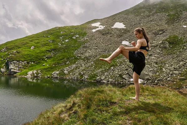 Kickboxer Menina Formação Por Lago Nas Montanhas — Fotografia de Stock