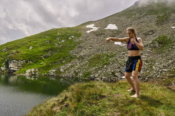 Kickboxer Fille Formation Par Lac Dans Les Montagnes — Photo