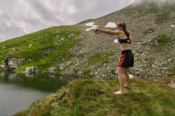 Dağlarda Bir Göl Tarafından Kickboxer Kız Eğitim — Stok fotoğraf