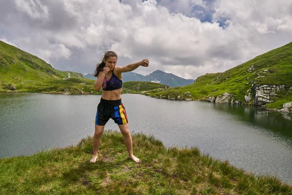 Kickboxer Meisje Training Door Een Meer Bergen — Stockfoto