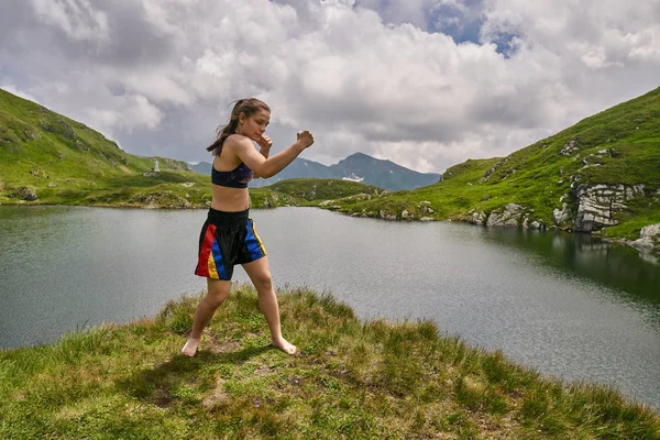 Девушка Боксер Тренируется Озера Горах — стоковое фото