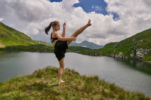 Kickboxer Meisje Training Door Een Meer Bergen — Stockfoto