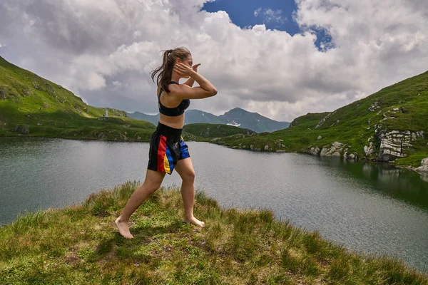 Trening Kickboxer Dziewczyna Przez Jezioro Górach — Zdjęcie stockowe