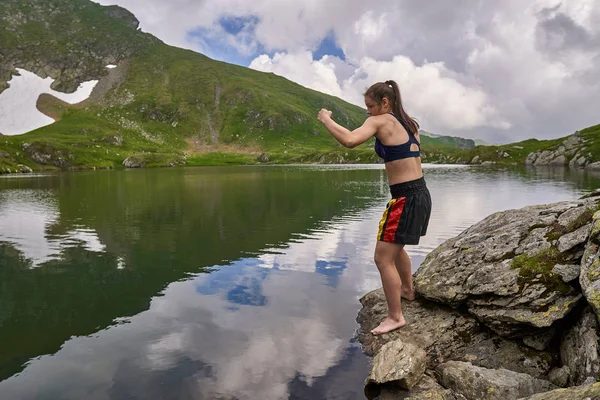 Девушка Боксер Тренируется Озера Горах — стоковое фото