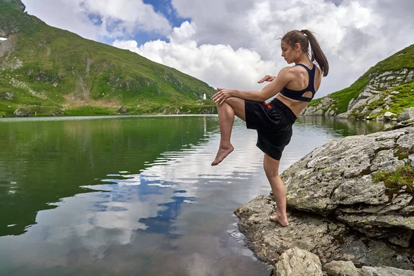 Chica Kickboxer Entrenando Junto Lago Las Montañas — Foto de Stock