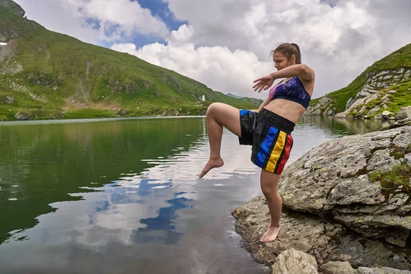 Kickboxer Menina Formação Por Lago Nas Montanhas — Fotografia de Stock