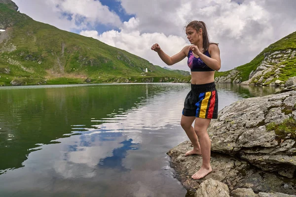 Kickboxer Menina Formação Por Lago Nas Montanhas — Fotografia de Stock