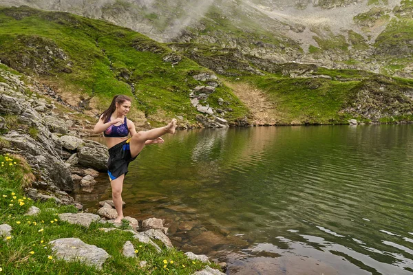 Chica Kickboxer Entrenando Junto Lago Las Montañas —  Fotos de Stock