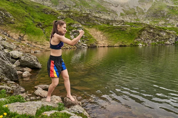 Kickboxer Menina Formação Por Lago Nas Montanhas — Fotografia de Stock