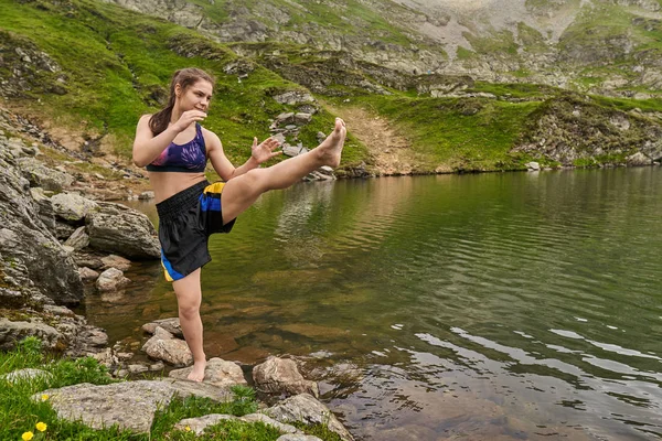 Kickboxer Fille Formation Par Lac Dans Les Montagnes — Photo