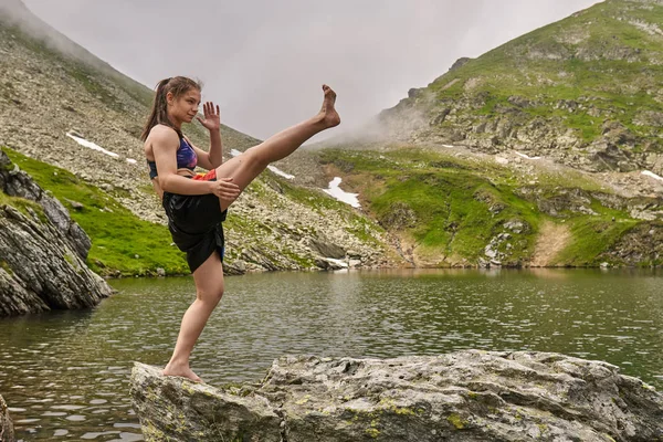 Kickboxer Meisje Training Door Een Meer Bergen — Stockfoto