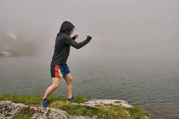 Chica Kickboxer Entrenando Junto Lago Las Montañas — Foto de Stock