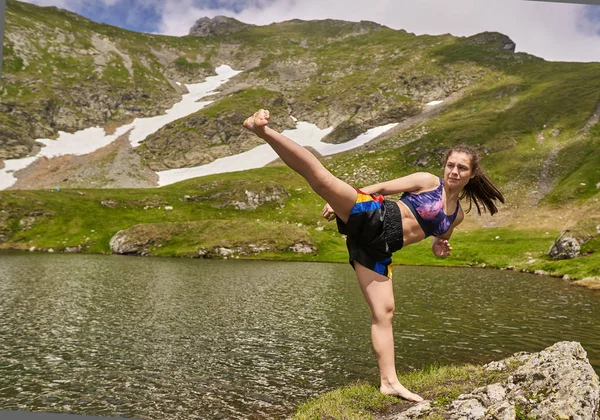 Kickboxer Fille Formation Par Lac Dans Les Montagnes — Photo