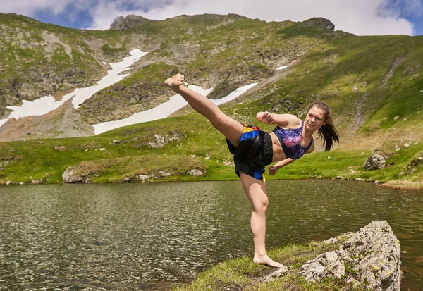 Kickboxer Meisje Training Door Een Meer Bergen — Stockfoto