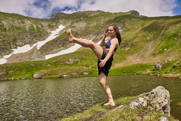 在山中的湖边训练拳击手女孩 — 图库照片