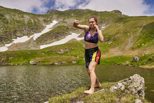 在山中的湖边训练拳击手女孩 — 图库照片