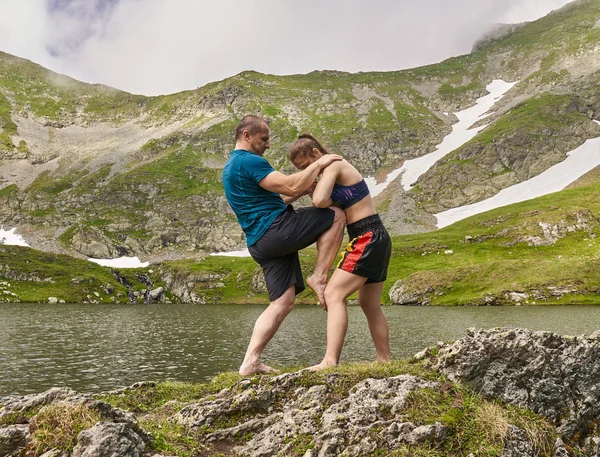 Jeune Fille Combattant Son Entraîneur Formation Sur Montagne Par Lac — Photo