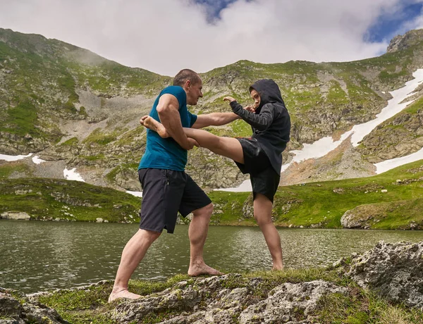 Jeune Fille Combattant Son Entraîneur Formation Sur Montagne Par Lac — Photo