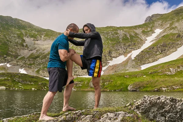 Jovem Lutadora Seu Treinador Treinando Montanha Por Lago — Fotografia de Stock