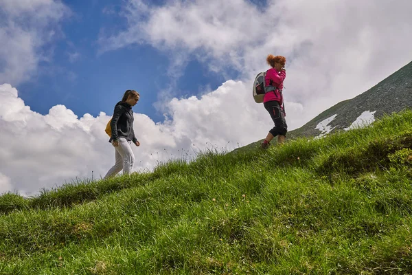 Kvinnor Med Ryggsäckar Vandring Trail Rocky Mountains Dagtid — Stockfoto