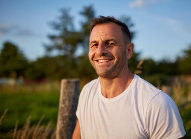 Gün batımında mutlu çiftçi, evnironmental portre