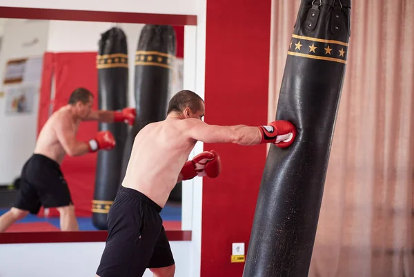 Muay Thai Fighter Slår Den Tunga Väskan Gymmet — Stockfoto