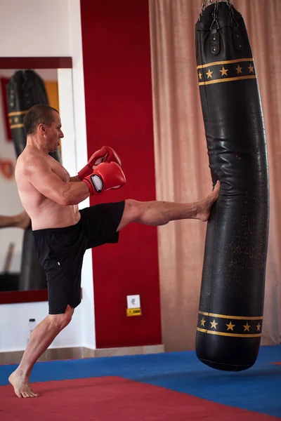 Muay Thai Bojovník Bít Boxovací Pytel Tělocvičně — Stock fotografie