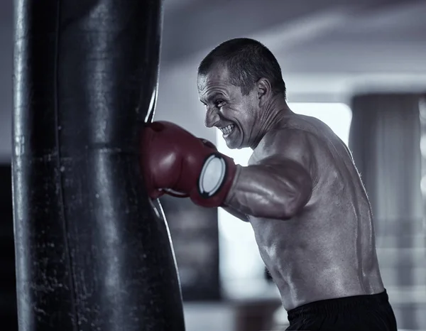 Muay Thai Fighter Hitting Heavy Bag Gym — Stock Photo, Image