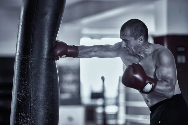 Muay Thai Fighter Hitting Heavy Bag Gym — Stock Photo, Image