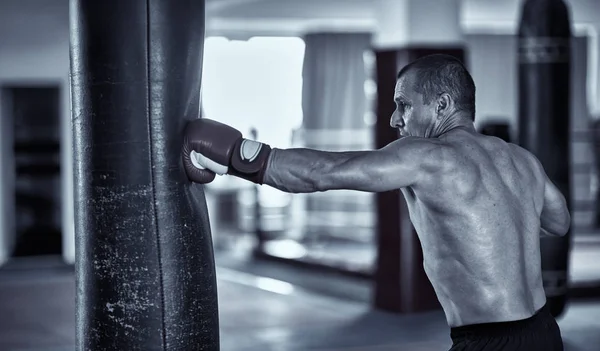 Muay Thai Lutador Batendo Saco Pesado Ginásio — Fotografia de Stock