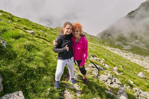 Vandrare Kvinnor Ett Spår Bergen — Stockfoto