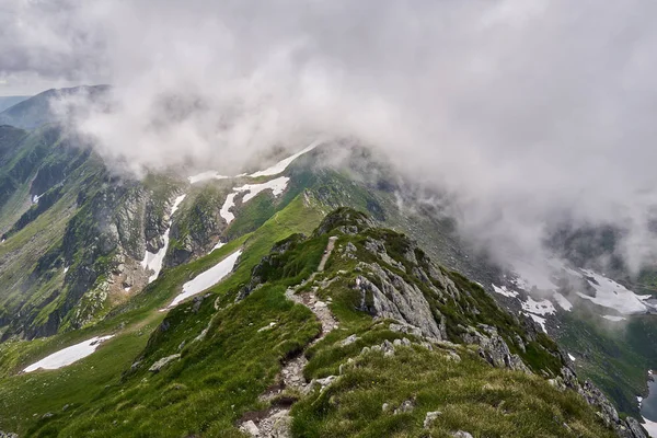 Paisaje Con Montañas Rocosas Vistas Través Niebla Las Nubes — Foto de Stock