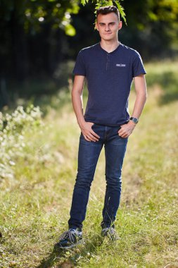 Yakışıklı bir genç adamın closeup portre açık