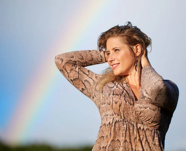 Retrato Una Hermosa Mujer Aire Libre Con Arco Iris Detrás —  Fotos de Stock