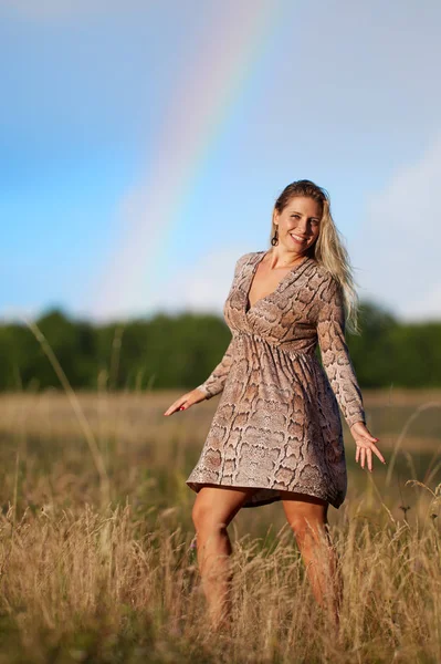 Retrato Una Hermosa Mujer Aire Libre Con Arco Iris Detrás — Foto de Stock