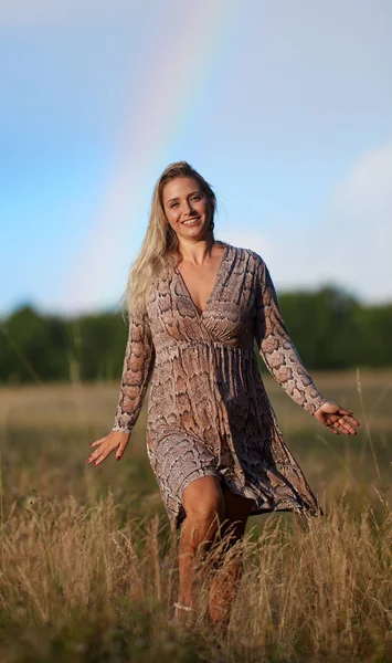 Portret Van Een Mooie Vrouw Buiten Met Regenboog Achter — Stockfoto