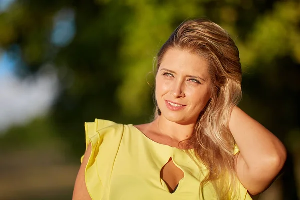 Portrait Beautiful Woman Outdoor Selective Focus — Stock Photo, Image