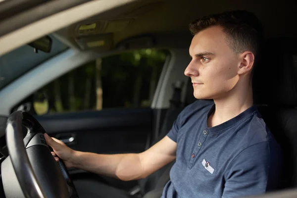 Gelukkig Jonge Kaukasische Man Achter Het Stuur Van Zijn Nieuwe — Stockfoto