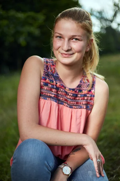 Bir meşe ormanda seçici odak ile güzel kız portre