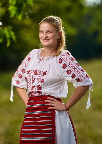在橡树林中穿着传统服装的罗马尼亚女孩的肖像 — 图库照片