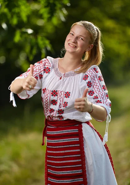 Portrait Une Roumaine Costume Traditionnel Dans Une Forêt Chênes — Photo