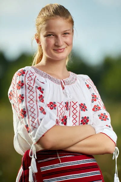 Portret Van Een Roemeensmeisje Klederdracht Een Eikenbos — Stockfoto