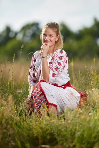 Portret Rumuńskiej Dziewczyny Tradycyjnym Stroju Lesie Dębowym — Zdjęcie stockowe